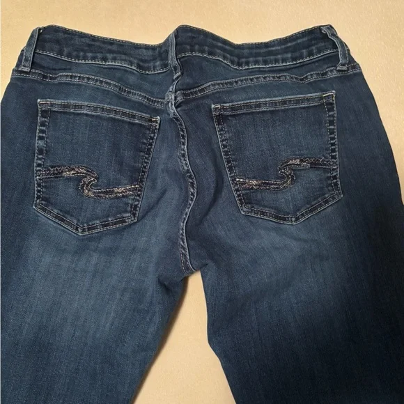 Women Silver Jeans. W30. L29
Boyfriend fit straight leg Jean. Dark Wash - Picture 4 of 4